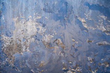 Avtomobilnoe glass covered with ice and frost, inside view.