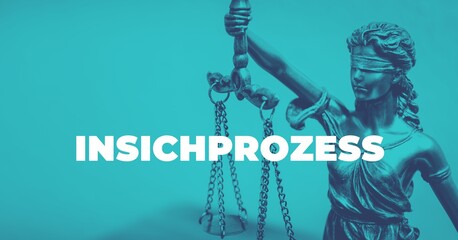 Insichprozess. Close-up einer Justitia Statue. Duotone blau mit weißem Text. Symbol für Gerechtigkeit und Anwalt.