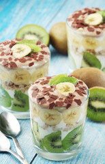 Trifle desserts with bananas, kiwi and yogurt