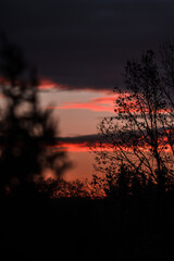 Sonnenuntergang mit rot/blauen Wolken