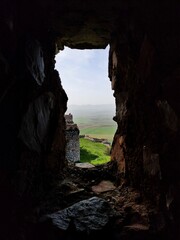 A través de una ventana