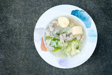 Clear soup with cabbage, tofu and minced pork