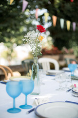 vase sur table dressée été