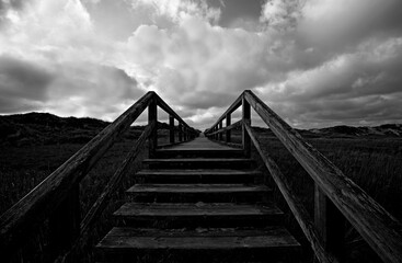 Obraz premium Wooden path to the beach