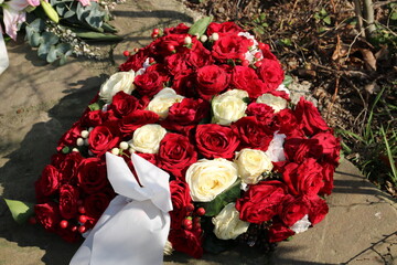 Grbaschmuck Herz aus Rosen auf dem Friedhof