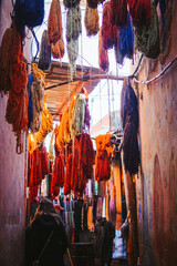 Traditionelle Färbung und Herstellung von Wolle für Teppiche in Marrakesch, Marokko. Lebensstil...