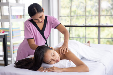 Obraz na płótnie Canvas Asian Masseur Massage Her Customer