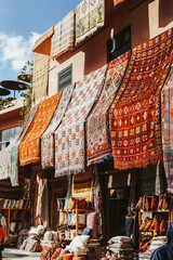 Blick auf handgefertigte Teppiche, in einer Reihe platziert. Einkaufserlebnis am Souk von Marrakesch, Marokko.