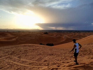 Fototapeta na wymiar Man in sahara desert