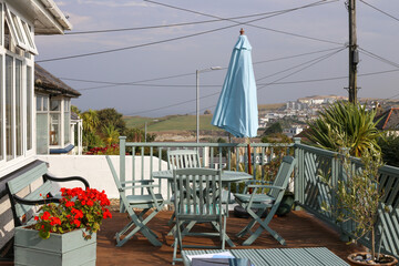 Tisch auf Terrasse mit tyrkisem Sonnenschirm