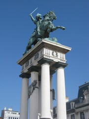 Fototapeta na wymiar Statue équestre de Vercingétorix à Clermont-Ferrand : vue de biais en gros plan