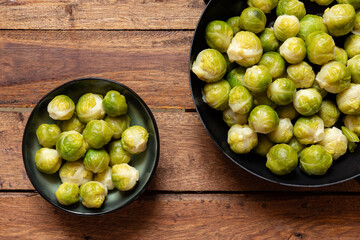 gekochter grüner Rosenkohl in Topf auf einem Tisch aus  braunem Holz in der Küche