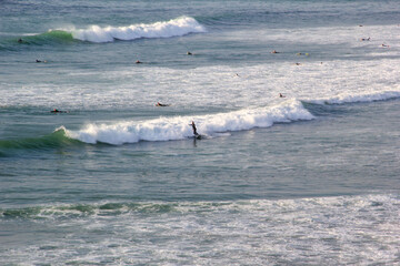 Welle mit Surfer an der Meeresk&uuml;ste in Newquay in Cornwell