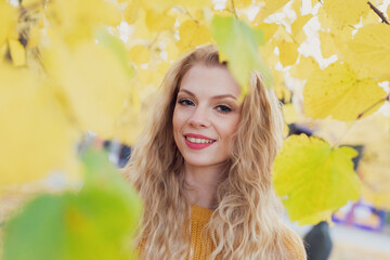 Schöne Frau im Park bei Herbst