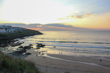 Sonnenuntergand an der Küste bei Newquay in Cornwell .