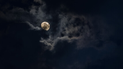 Luna piena tra le nuvole.