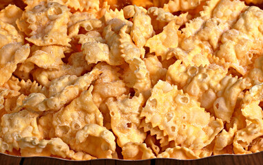 Dolci tipici del carnevale chiamati crostoli o chiacchiere in Italia.