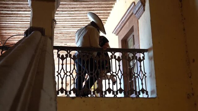 Charros bes&aacute;ndose en hacienda vieja 