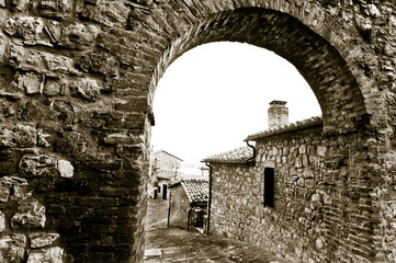 arco d'entrata di un borgo medievale in toscana