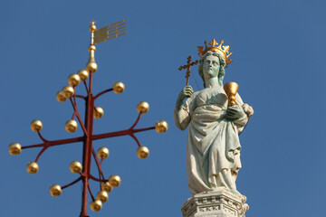 Fototapeta na wymiar Mutter Gottes auf der Nordfassade des Markusdomes, Venedig