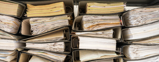 Aktenstapel für Banner