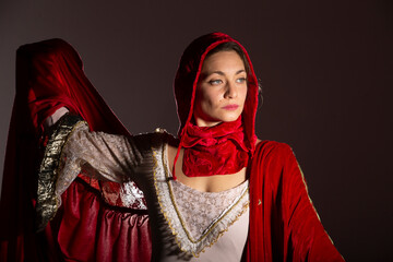 Actriz caracterizada y disfrazada de "cuento", con capa roja. Fotos de estudio.
