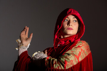 Actriz caracterizada y disfrazada de "cuento", con capa roja. Fotos de estudio.