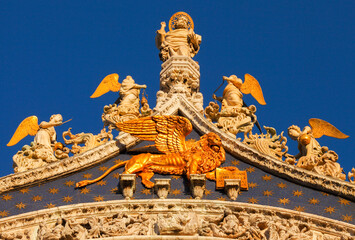 Fototapeta na wymiar Details am Westportal de Markusbasilika (Basilica di San Marco), Venedig, Italien