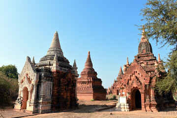 Fototapeta premium view to the ruins at the valley of Bagan with its ancient buddhist pagodas, Myanmar (Burma) 