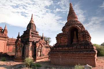 Fototapeta premium view to the ruins at the valley of Bagan with its ancient buddhist pagodas, Myanmar (Burma) 