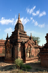 Obraz premium view to the ruins at the valley of Bagan with its ancient buddhist pagodas, Myanmar (Burma) 