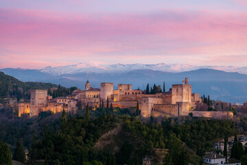 Fototapeta na wymiar The Alhambra castle under a pink sky.