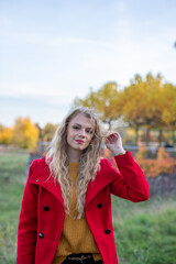 Naklejka premium Schöne Frau im Park bei Herbst