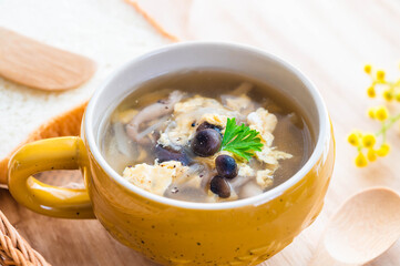 しめじと卵のコンソメスープ