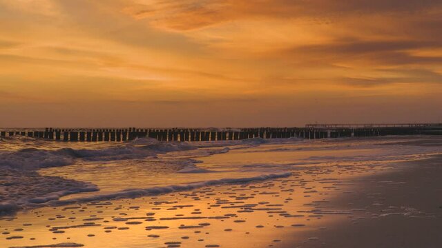 goldener und farbenpr&auml;chtiger Sonnenaufgang an der Ostsee in K&uuml;hlungsborn,
Mecklenburg-Vorpommern, Deutschland