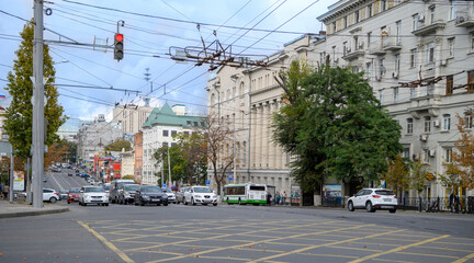 Fototapeta na wymiar Autumn has come to the city.Pedestrians and auto move along Budenovsky Avenue