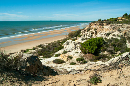 Playa de arena con acantilados rocosos. Playa de Cuesta Maneli (Huelva, Espa&ntilde;a).