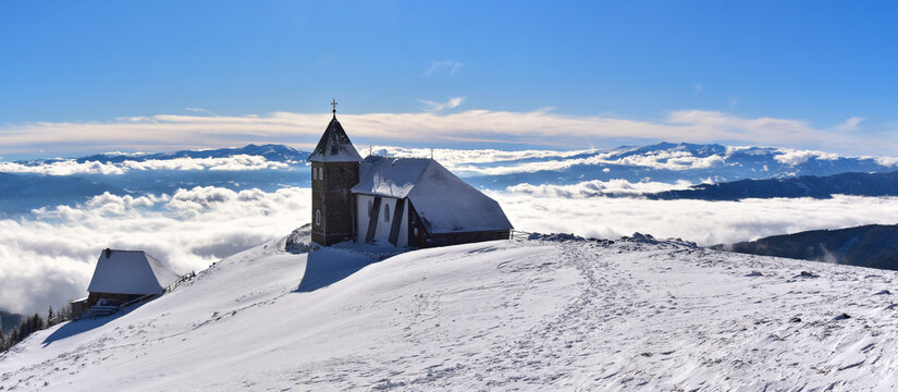 Bergkapelle "Maria Schnee" auf der Hochalm mit Blick auf die Gleinalm und Seetaler Alpen in der Steiermark, &Ouml;sterreich