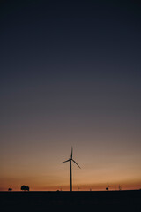 Obraz premium silhouette landscape with wind turbines