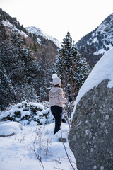 Mujer andando por la nieve, con raquetas.