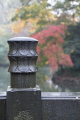 Fototapeta premium Pilar chino en parque