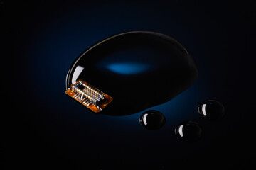 Microchip entre gotas de agua