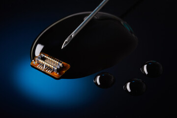 Fotografía conceptuar que representa la teoría conspirativa de los chips en las vacunas. © ediwa8