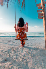 Chica disfrutando del atardecer en la playa 