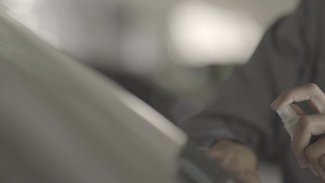 Mano de un hombre  limpiando el parabrisas de un coche 