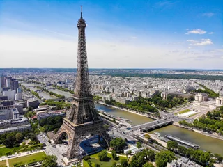 Fotobehang Close-up shot van de Eiffeltoren op een drone vanaf een hoogte. Eiffeltoren vanaf een hoogte. Parijs, Frankrijk. © Bulat