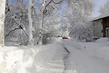 Auf einer Straße in einer kleinen Stadt in Bayern liegt im Winter viel Schnee