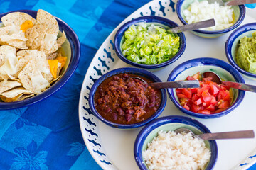 nachos con queso, y boles con tomate, lecchuga y arroz para añadirles
