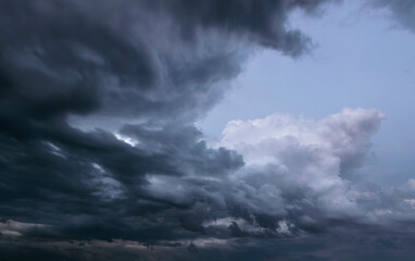 Obraz premium Stormy sky with gray clouds before the rain.