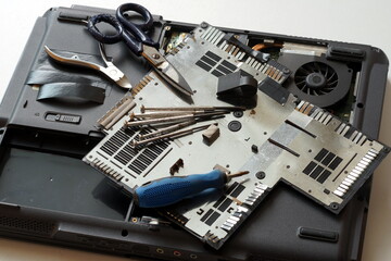 Fototapeta premium Computer con arnesi da lavoro, montaggio e smontaggio